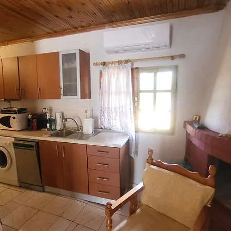 펜션 Peaceful 2-bedroom House 800m From 네오이 에피바타이