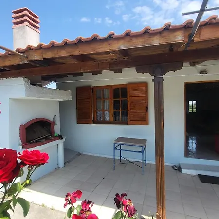 Peaceful 2-bedroom House 800m From 펜션 네오이 에피바타이