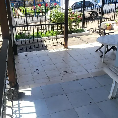 펜션 Peaceful 2-bedroom House 800m From 네오이 에피바타이