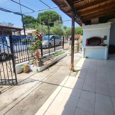 Peaceful 2-bedroom House 800m From 펜션 *