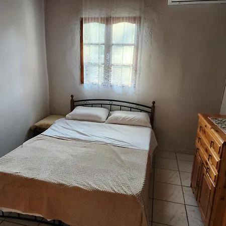 Peaceful 2-bedroom House 800m From
