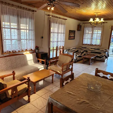 Peaceful 2-bedroom House 800m From 펜션