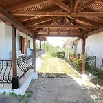 Peaceful 2-bedroom House 800m From 尼奥伊皮瓦太