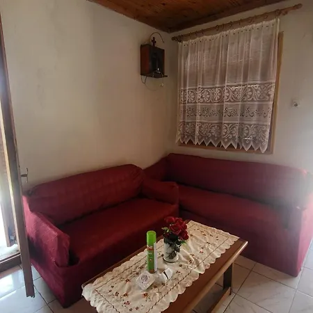 Peaceful 2-bedroom House 800m From Neo Epivates
