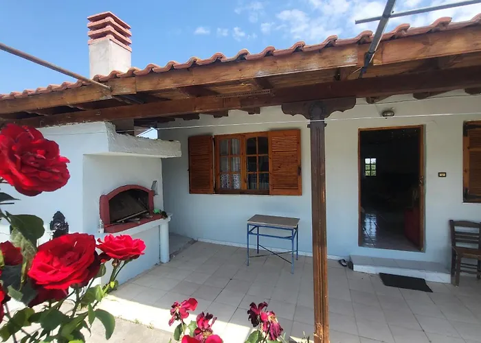 Peaceful 2-bedroom House 800m From Casa vacanze Néoi Epivátai