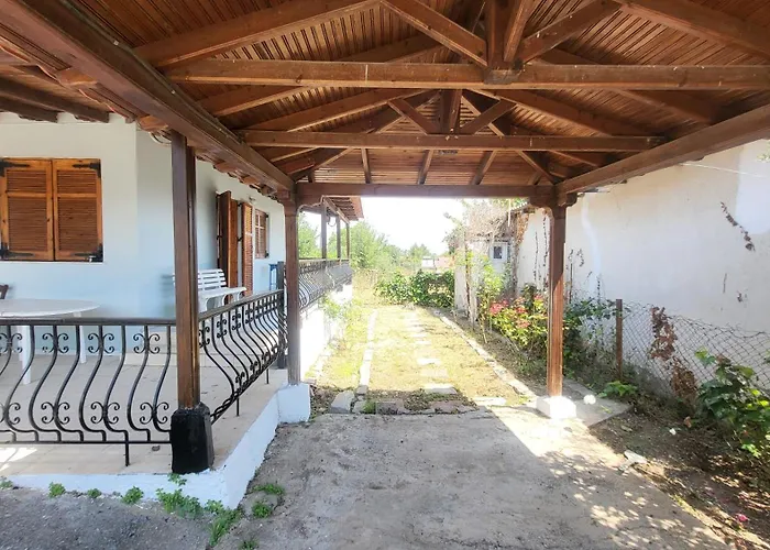 Peaceful 2-bedroom House 800m From Néoi Epivátai