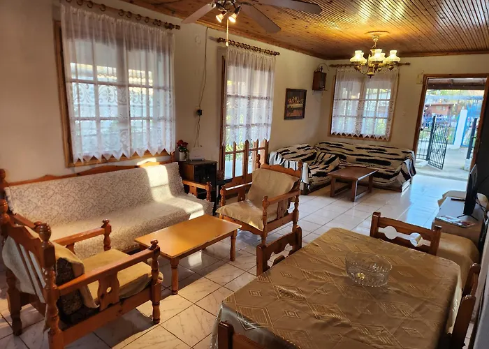 Peaceful 2-bedroom House 800m From Casa vacanze