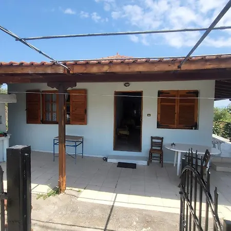 Dom wakacyjny Peaceful 2-bedroom House 800m From Neo Epivates