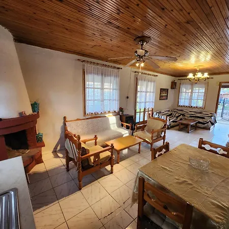 Peaceful 2-bedroom House 800m From