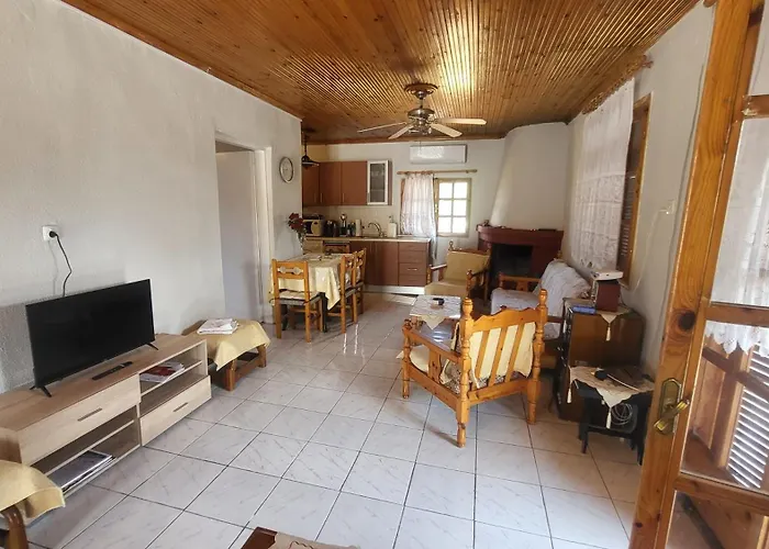 Сasa de vacaciones Peaceful 2-bedroom House 800m From Neo Epivates