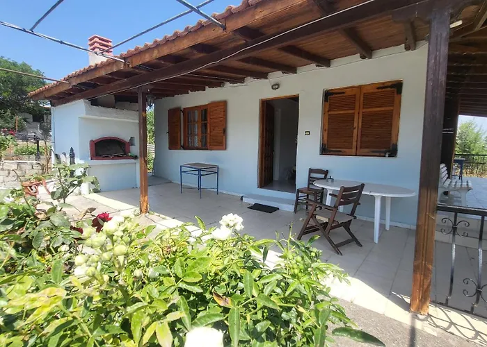 Peaceful 2-bedroom House 800m From Neo Epivates