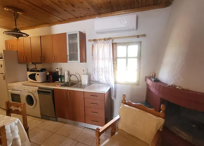 Сasa de vacaciones Peaceful 2-bedroom House 800m From Neo Epivates