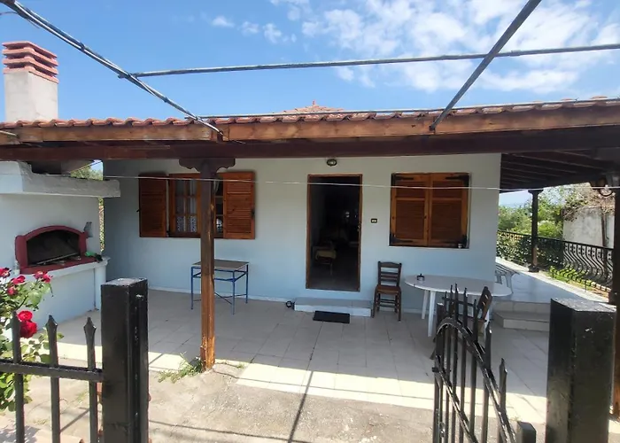 Сasa de vacaciones Peaceful 2-bedroom House 800m From Neo Epivates