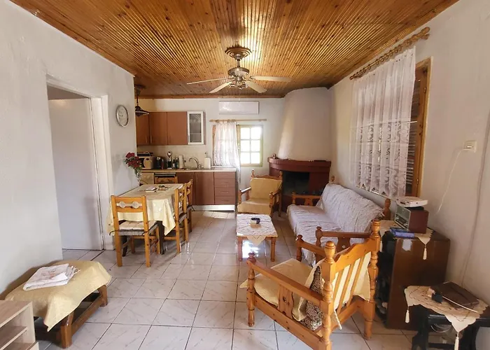 Peaceful 2-bedroom House 800m From Neo Epivates