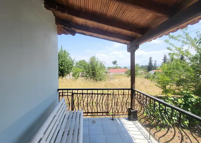 Сasa de vacaciones Peaceful 2-bedroom House 800m From Neo Epivates