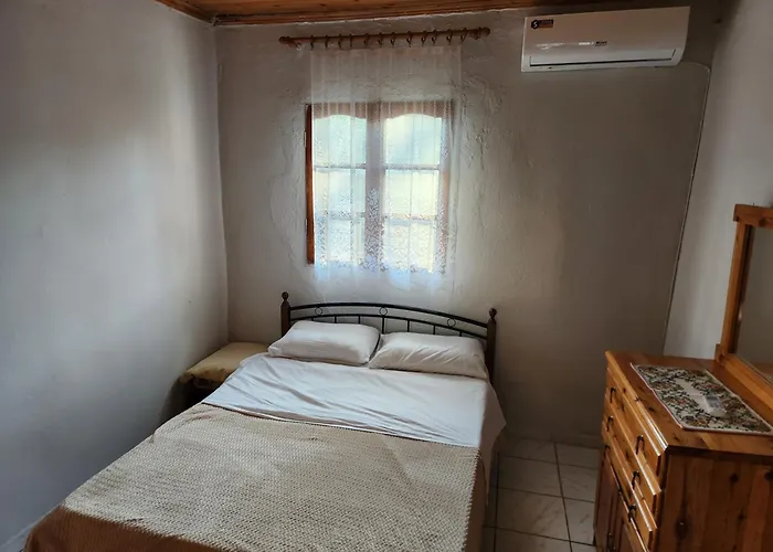 Сasa de vacaciones Peaceful 2-bedroom House 800m From *