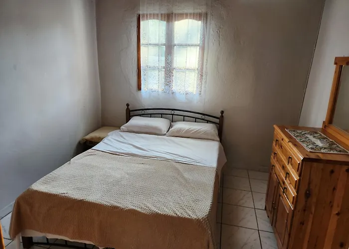 Peaceful 2-bedroom House 800m From