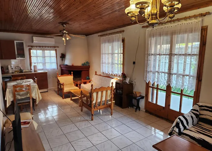 Сasa de vacaciones Peaceful 2-bedroom House 800m From *