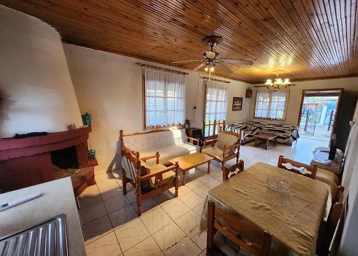 Peaceful 2-bedroom House 800m From